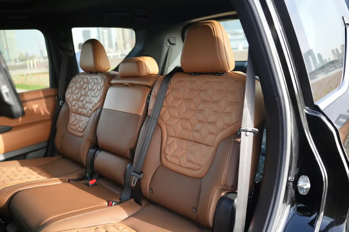 Nissan Patrol Platinum V8 interior and exterior views - Image 8