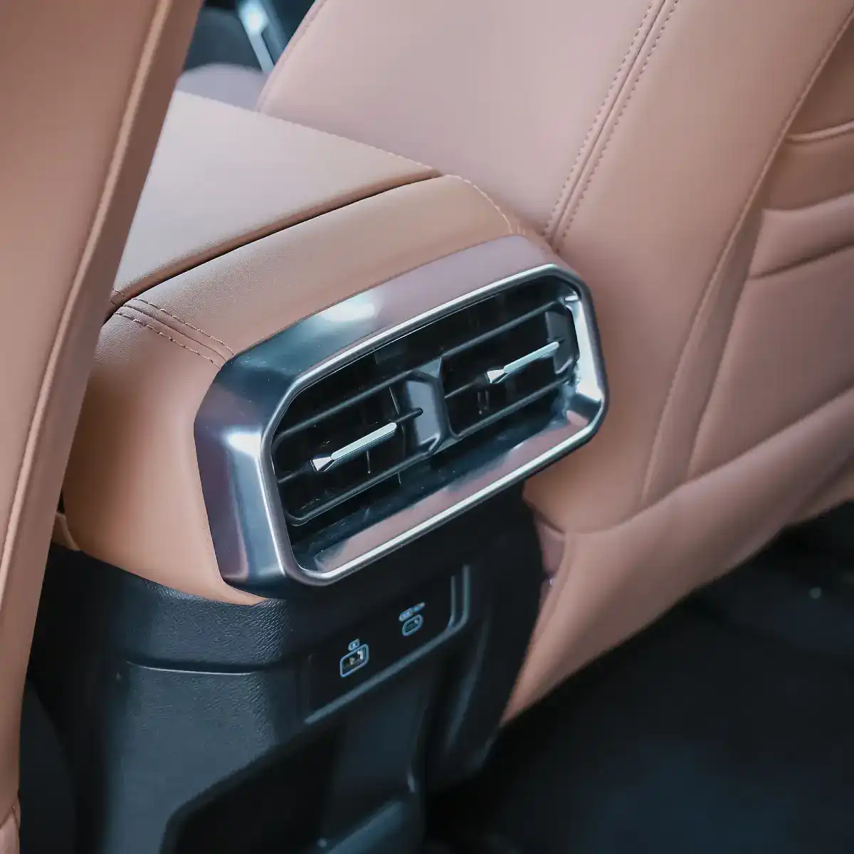 Jetour T2 interior and exterior views - Image 7