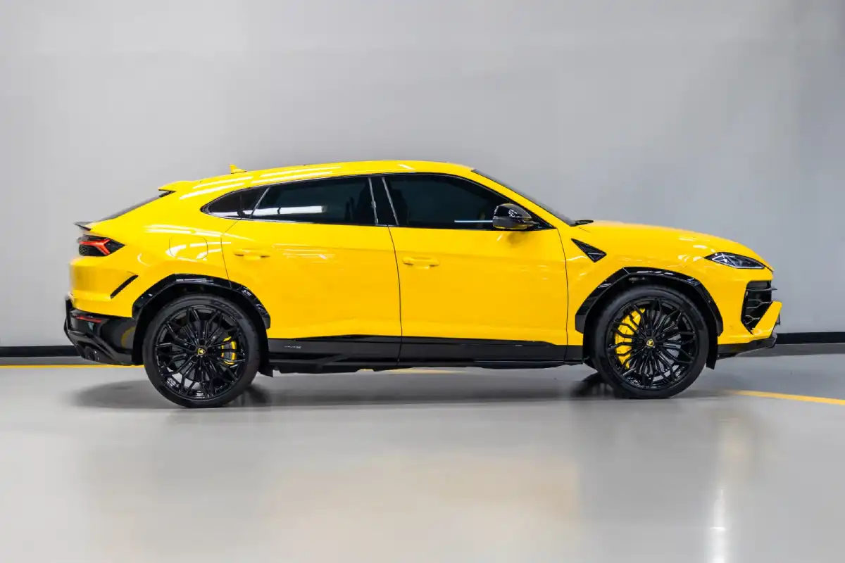 Lamborghini Urus interior and exterior views - Image 2