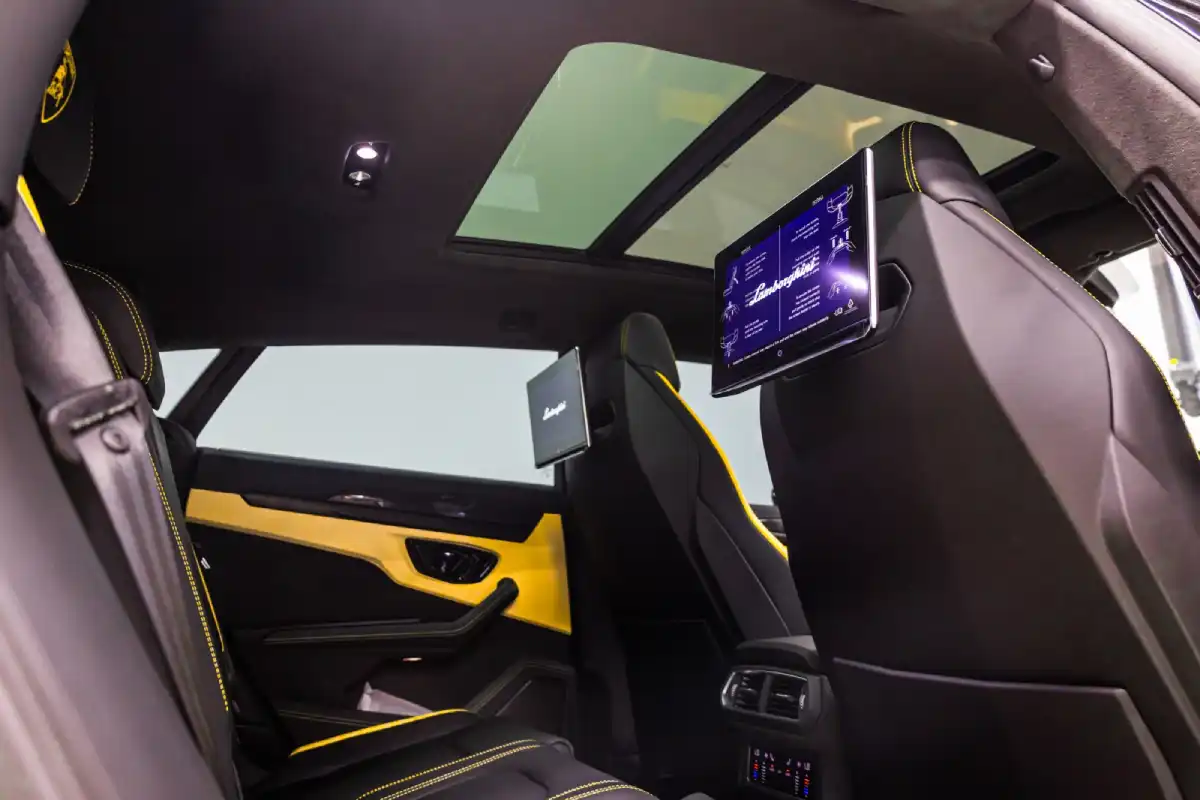 Lamborghini Urus interior and exterior views - Image 9