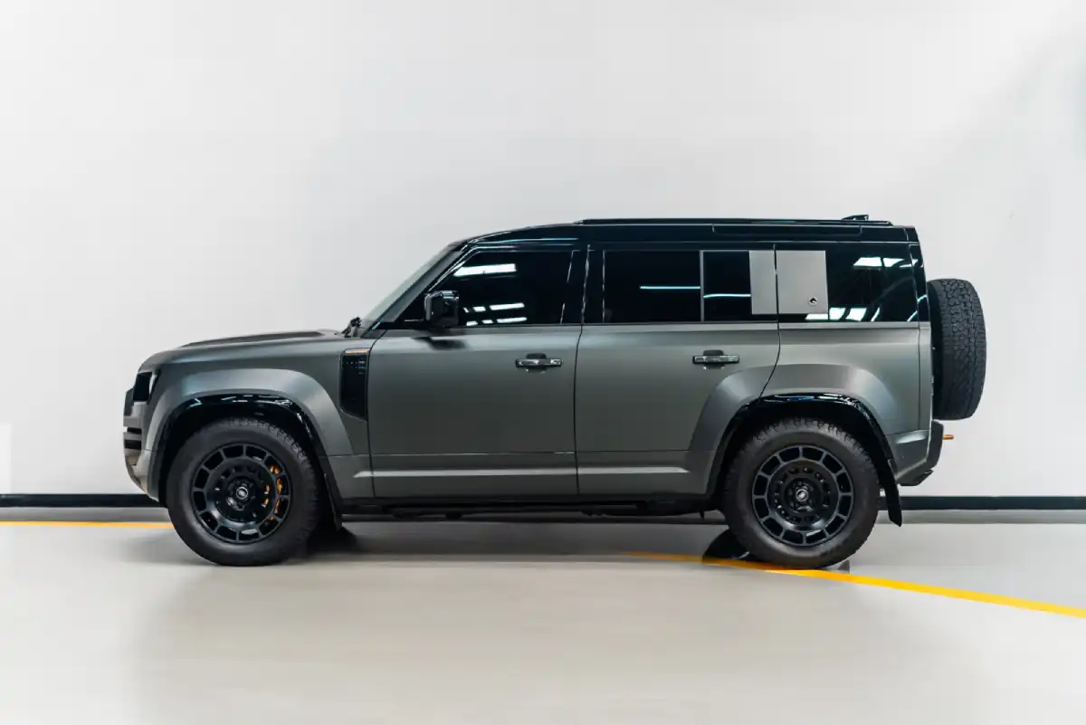 Land Rover Defender Octa V8 interior and exterior views - Image 1