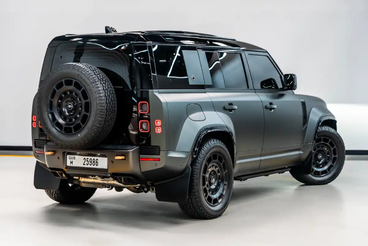 Land Rover Defender Octa V8 interior and exterior views - Image 2