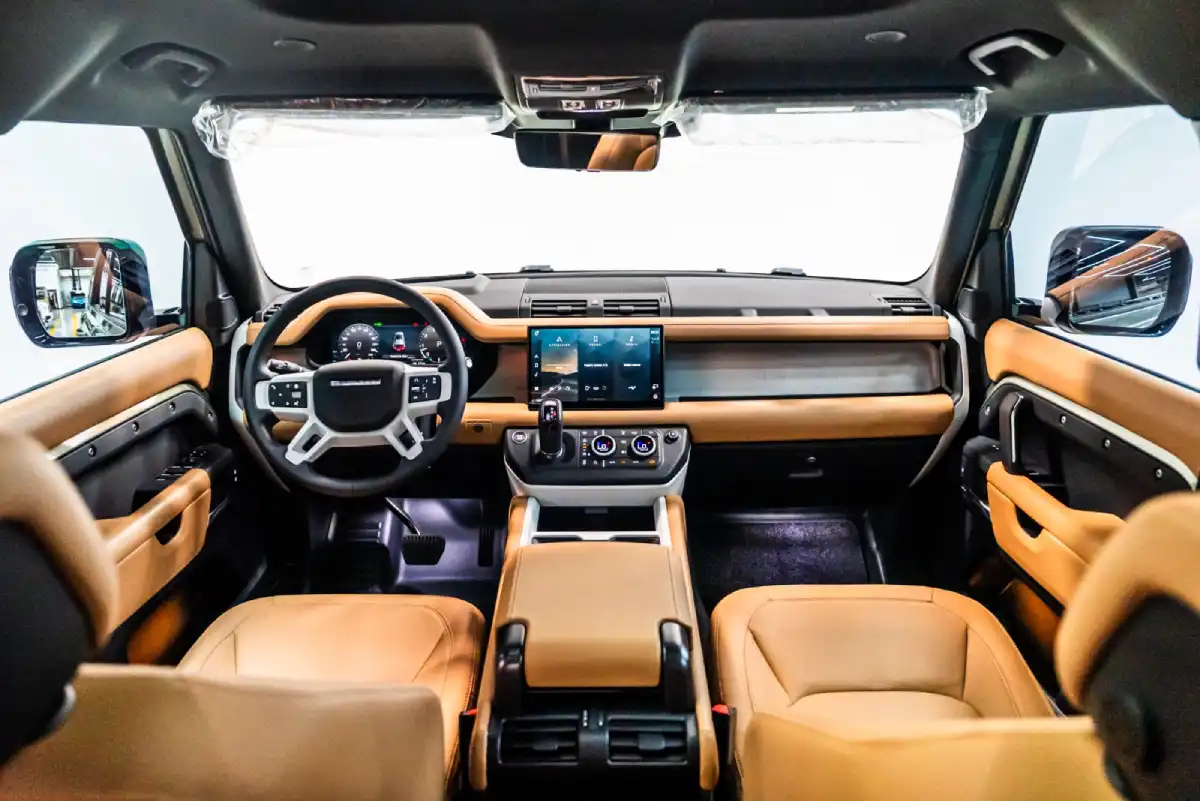 Land Rover Defender Octa V8 interior and exterior views - Image 3