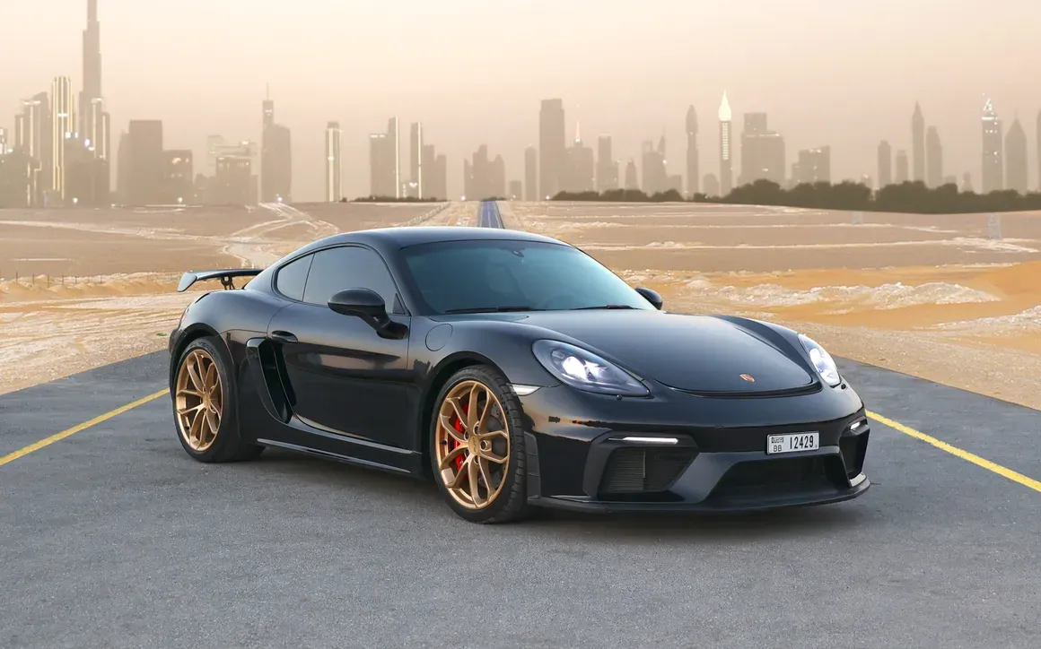 Porsche Cayman GT4 interior and exterior views - Image 2