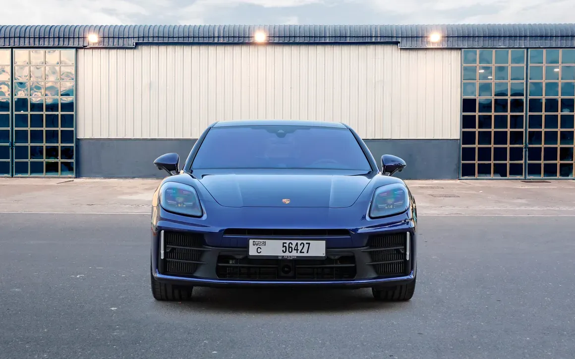 Porsche Cayman GT4 interior and exterior views - Image 1