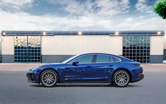 Porsche Cayman GT4 interior and exterior views - Image 3