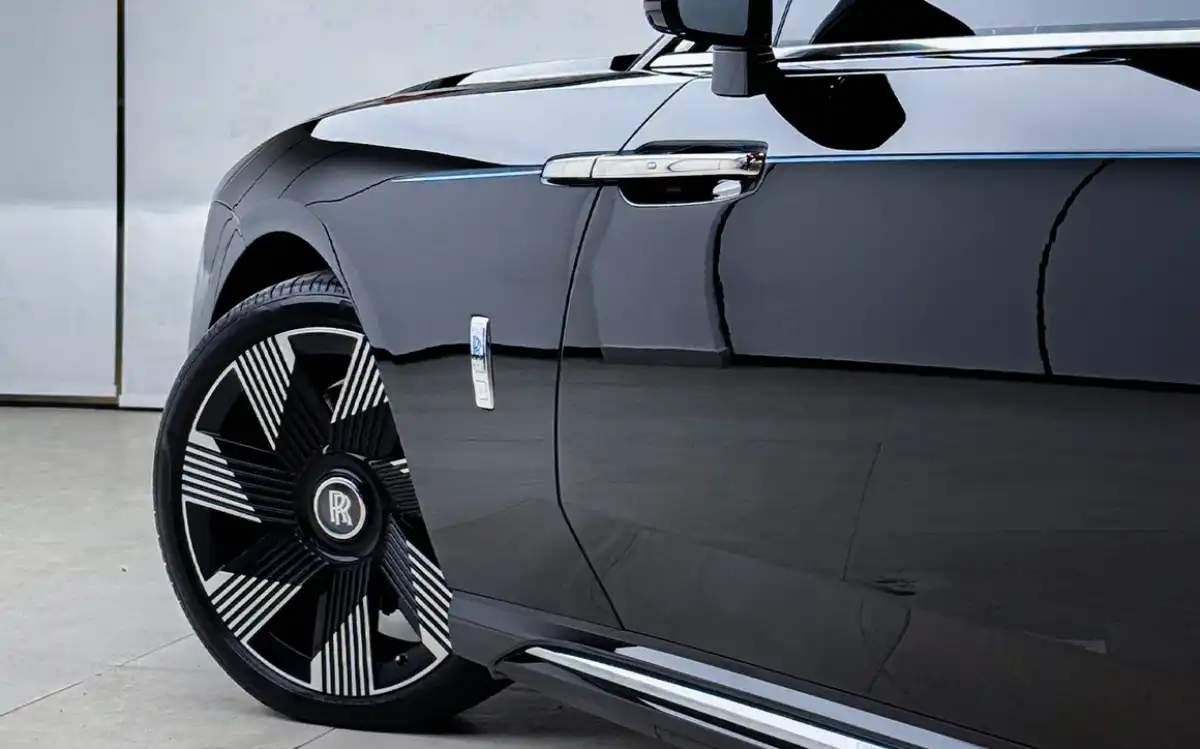 Rolls Royce Spectre interior and exterior views - Image 1