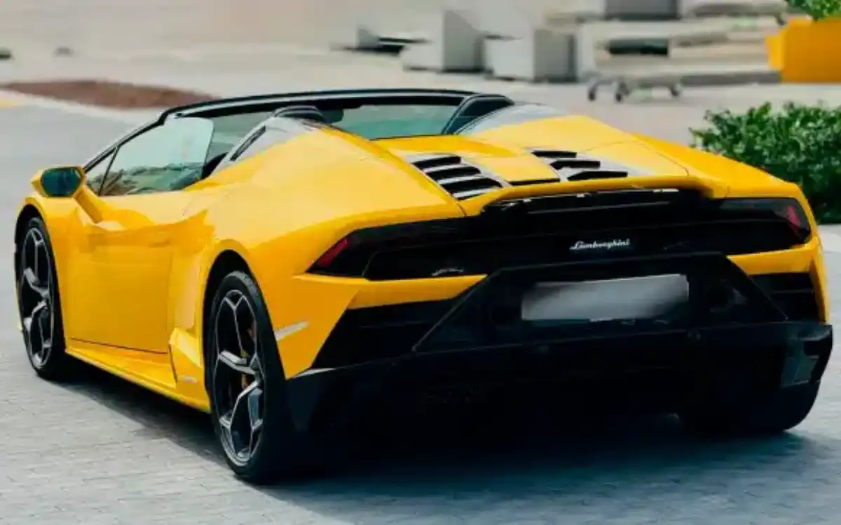 Lamborghini Huracan Evo Spyder interior and exterior views - Image 2