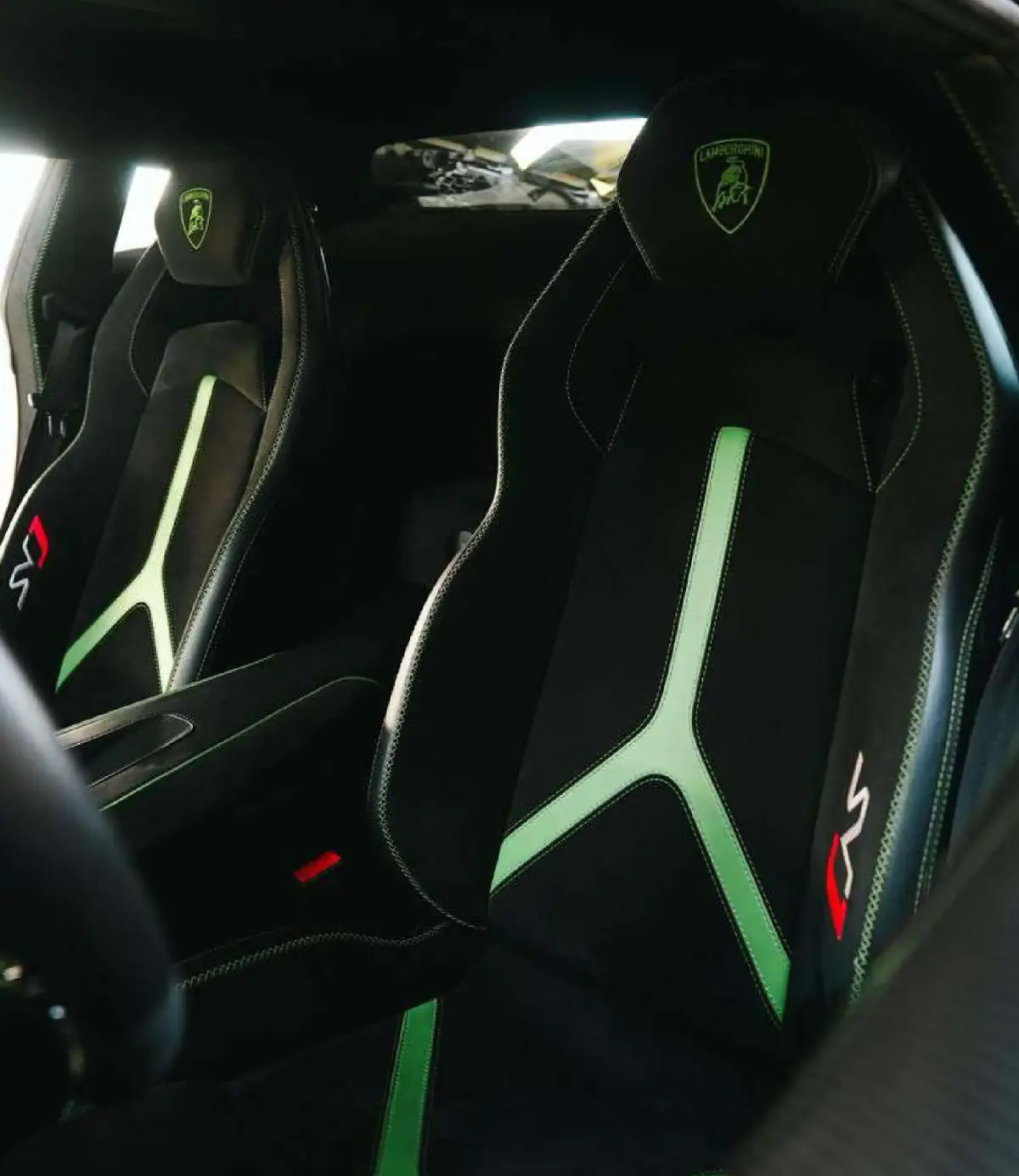 Lamborghini Aventador SVJ interior and exterior views - Image 8