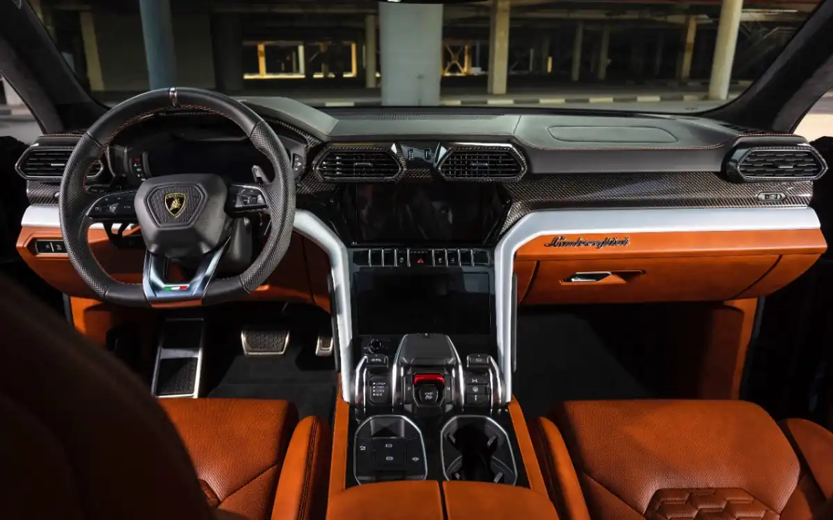 Lamborghini Urus interior and exterior views - Image 3