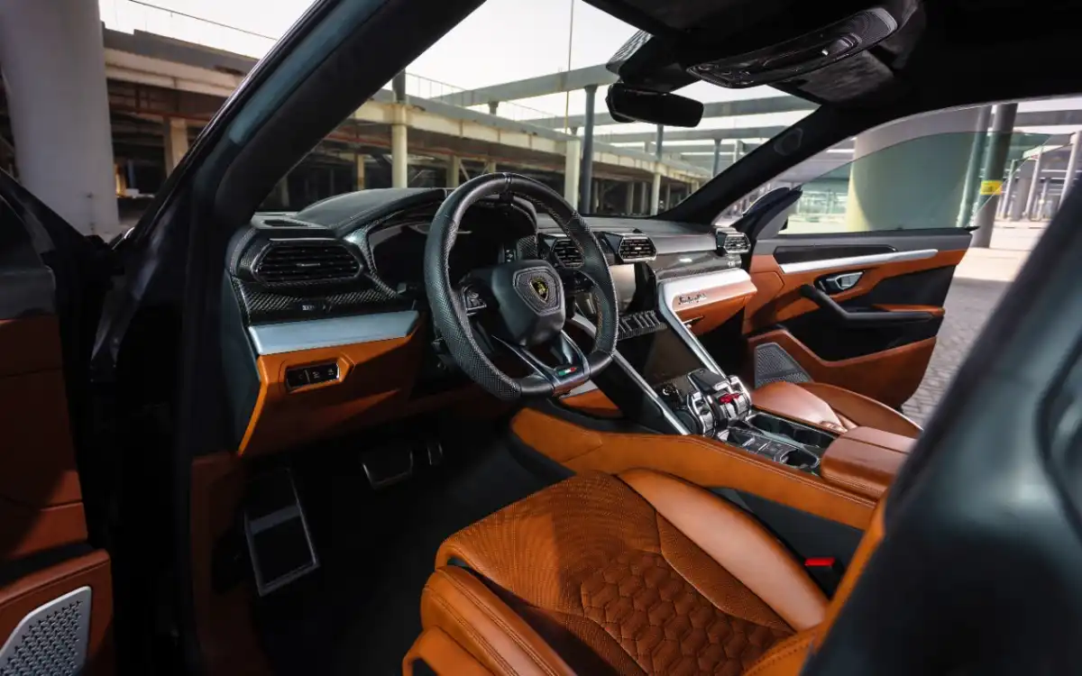 Lamborghini Urus interior and exterior views - Image 2